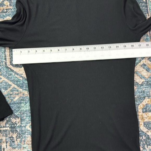 Vince size M Ribbed Mock Neck Top Black Lightweight Minimalist - Picture 4 of 4